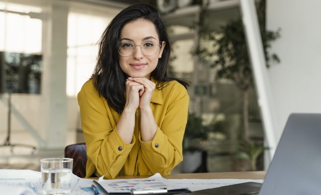 Mujer emprendedora en un escritorio