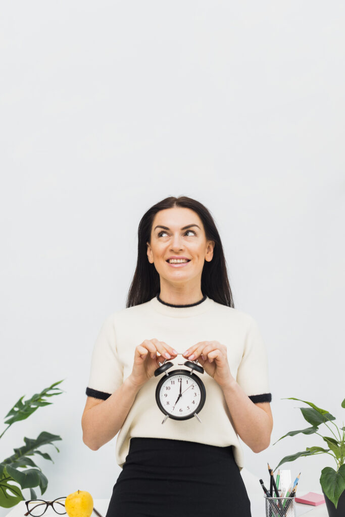 Mujer con reloj en las manos
