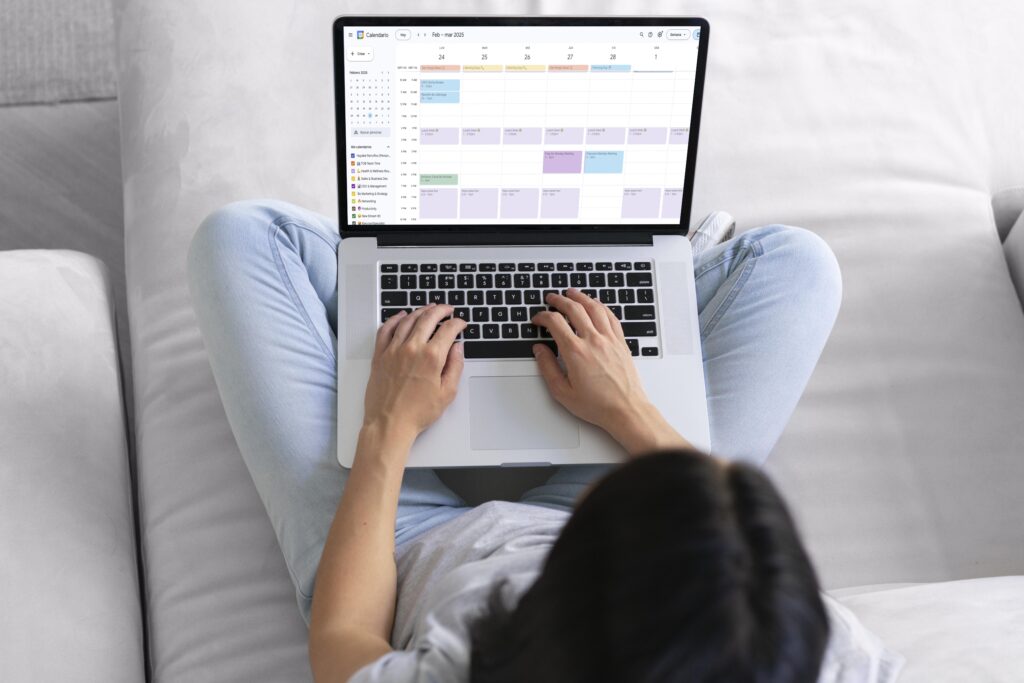 Mujer organizando su semana en una laptop
